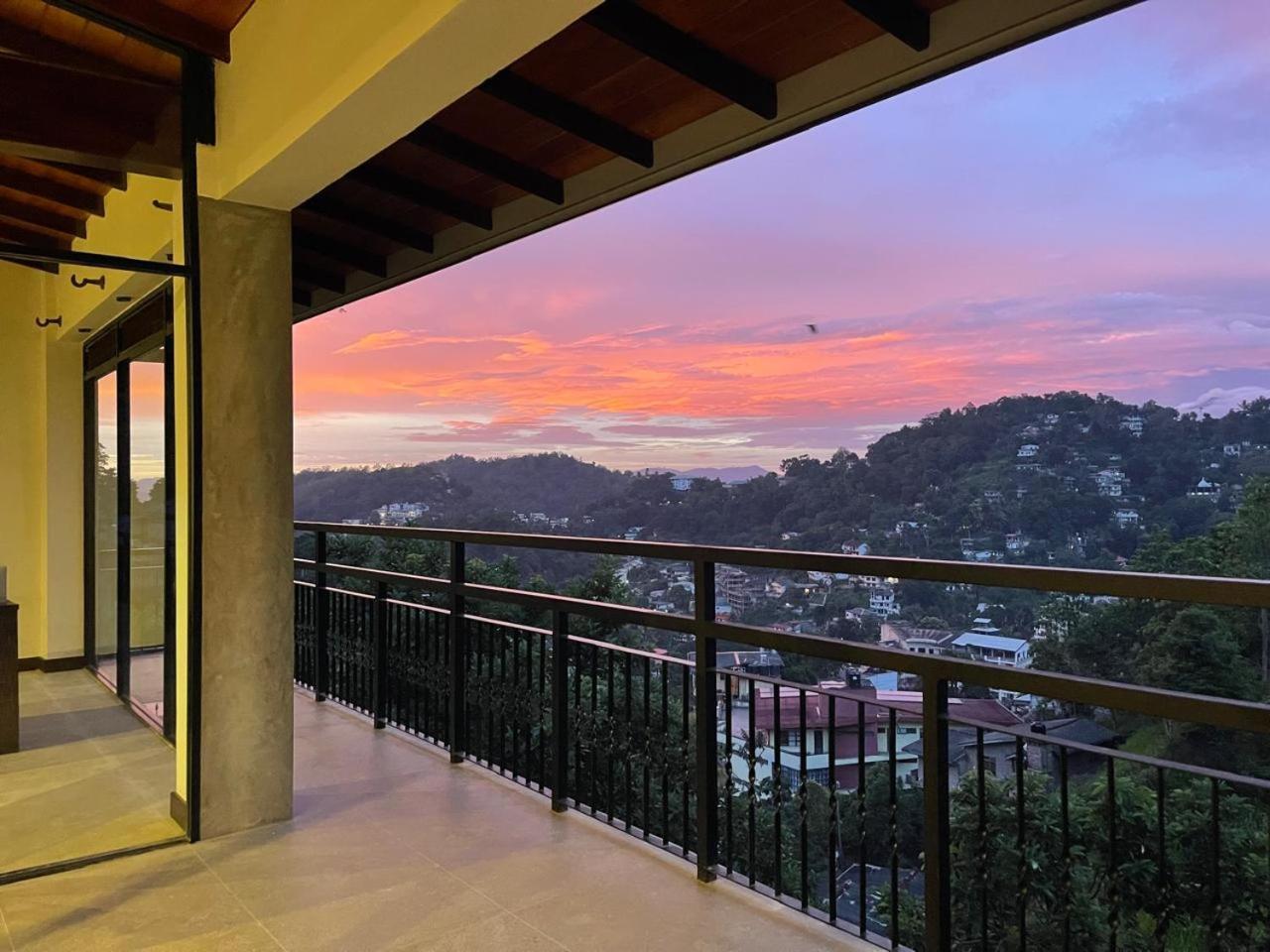 Lush Breeze Hotel แคนดี้ ภายนอก รูปภาพ