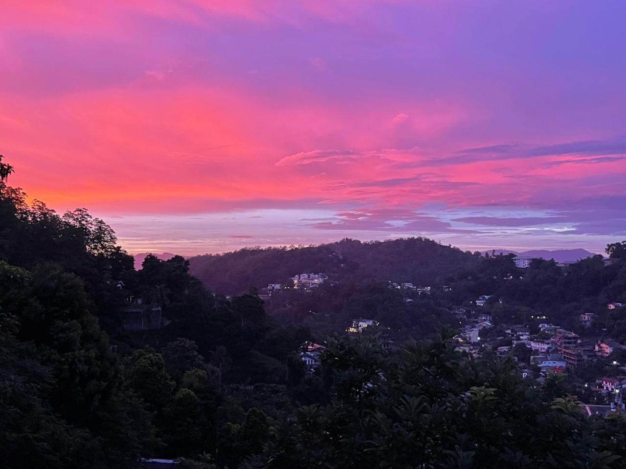 Lush Breeze Hotel แคนดี้ ภายนอก รูปภาพ