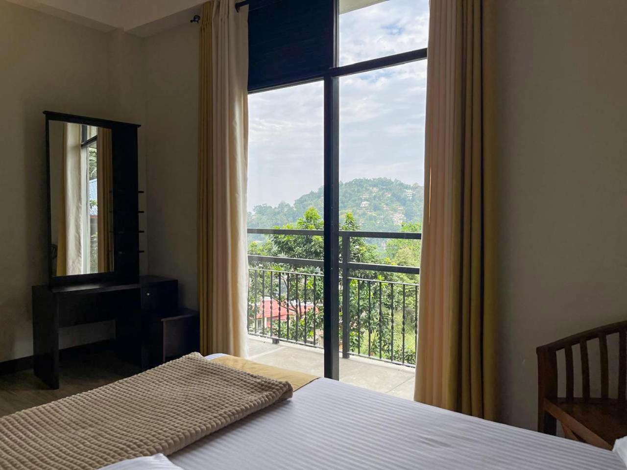 Lush Breeze Hotel แคนดี้ ภายนอก รูปภาพ