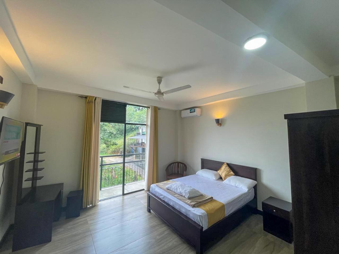 Lush Breeze Hotel แคนดี้ ภายนอก รูปภาพ